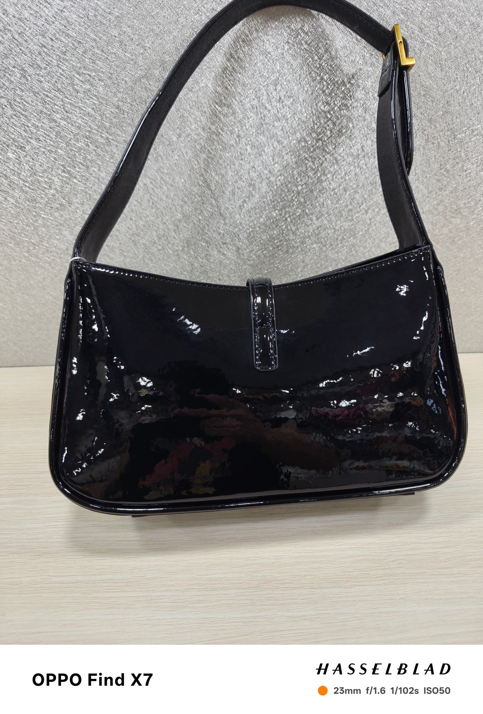 、-黑色漆皮腋下包Le5A7 Bag 强推▪️今年的宝藏包包之一！极简外形+金属logo 扣开合设计 可