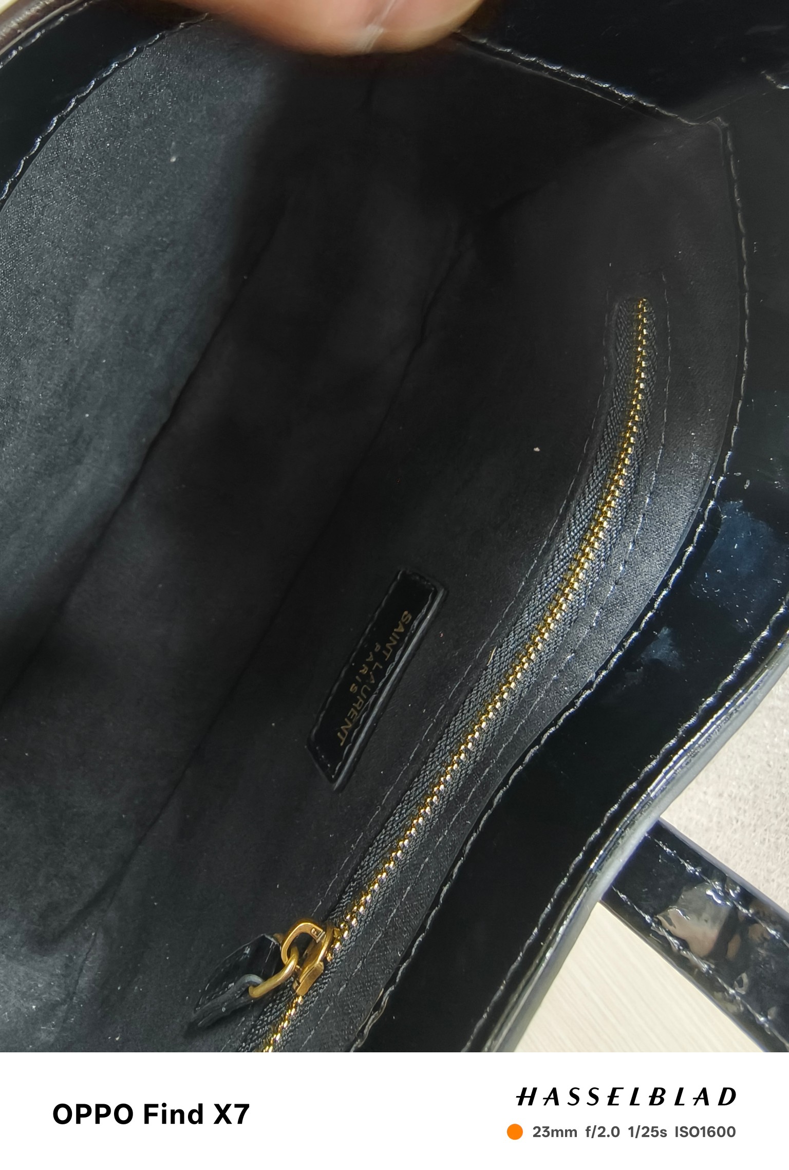 、-黑色漆皮腋下包Le5A7 Bag 强推▪️今年的宝藏包包之一！极简外形+金属logo 扣开合设计 可