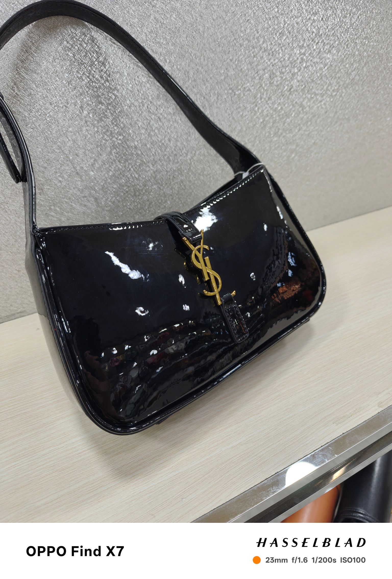 、-黑色漆皮腋下包Le5A7 Bag 强推▪️今年的宝藏包包之一！极简外形+金属logo 扣开合设计 可