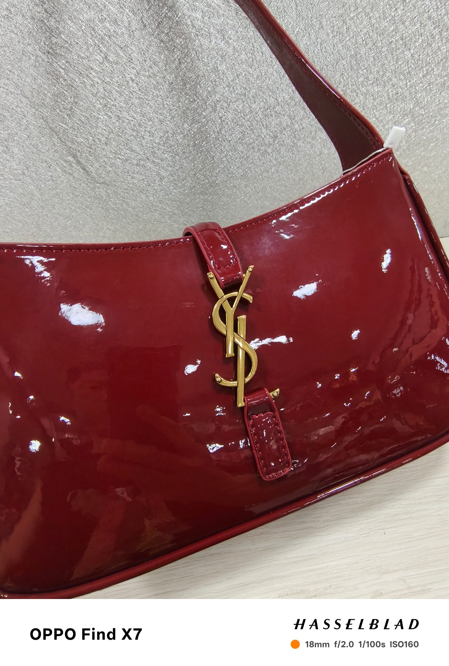 、-酒红色漆皮腋下包Le5A7 Bag 强推▪️今年的宝藏包包之一！极简外形+金属logo 扣开合设计 
