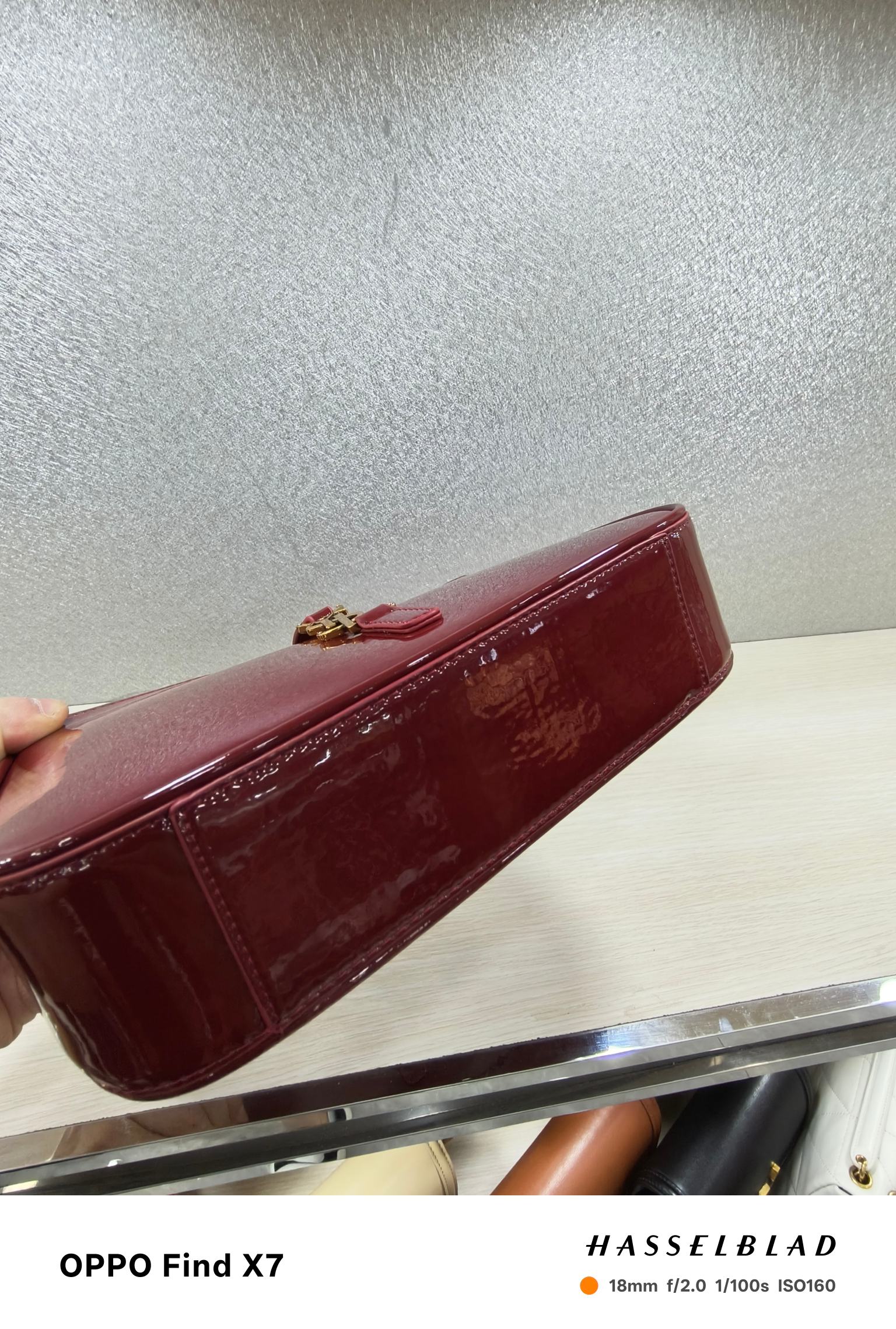 、-酒红色漆皮腋下包Le5A7 Bag 强推▪️今年的宝藏包包之一！极简外形+金属logo 扣开合设计 