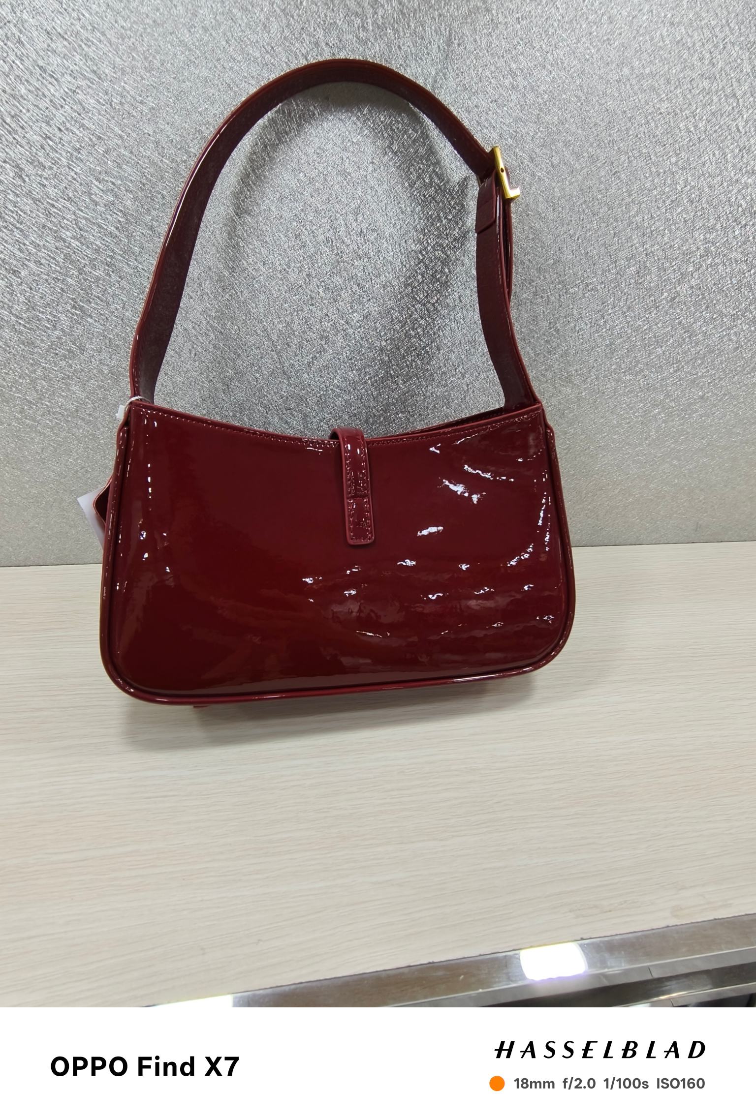 、-酒红色漆皮腋下包Le5A7 Bag 强推▪️今年的宝藏包包之一！极简外形+金属logo 扣开合设计 