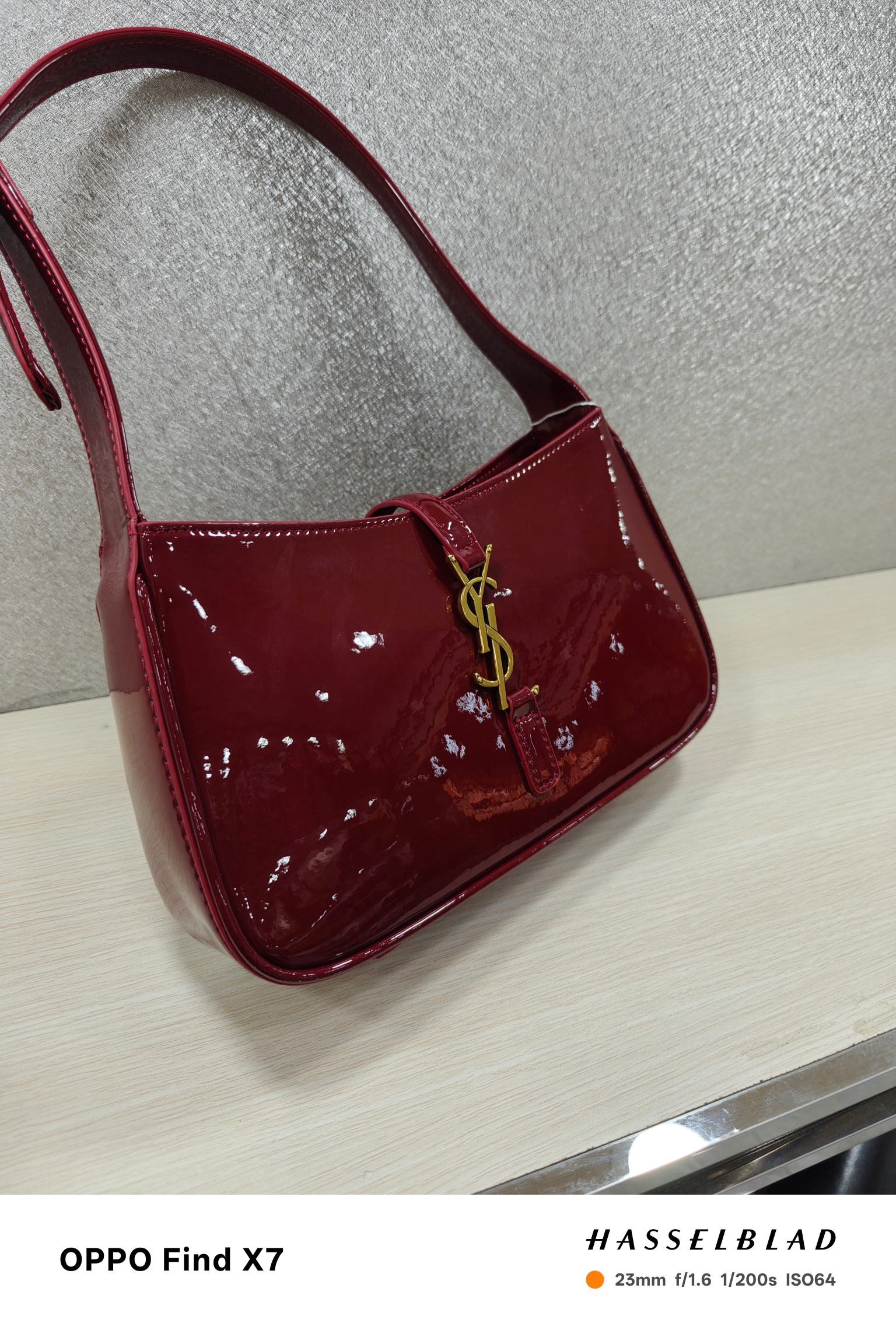 、-酒红色漆皮腋下包Le5A7 Bag 强推▪️今年的宝藏包包之一！极简外形+金属logo 扣开合设计 