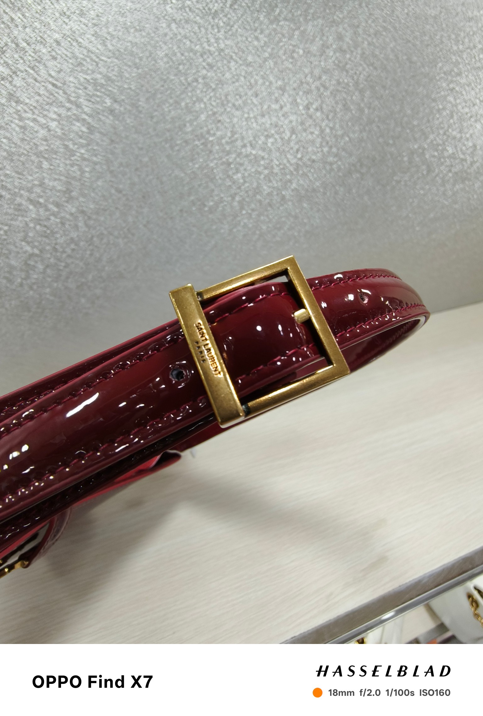 、-酒红色漆皮腋下包Le5A7 Bag 强推▪️今年的宝藏包包之一！极简外形+金属logo 扣开合设计 