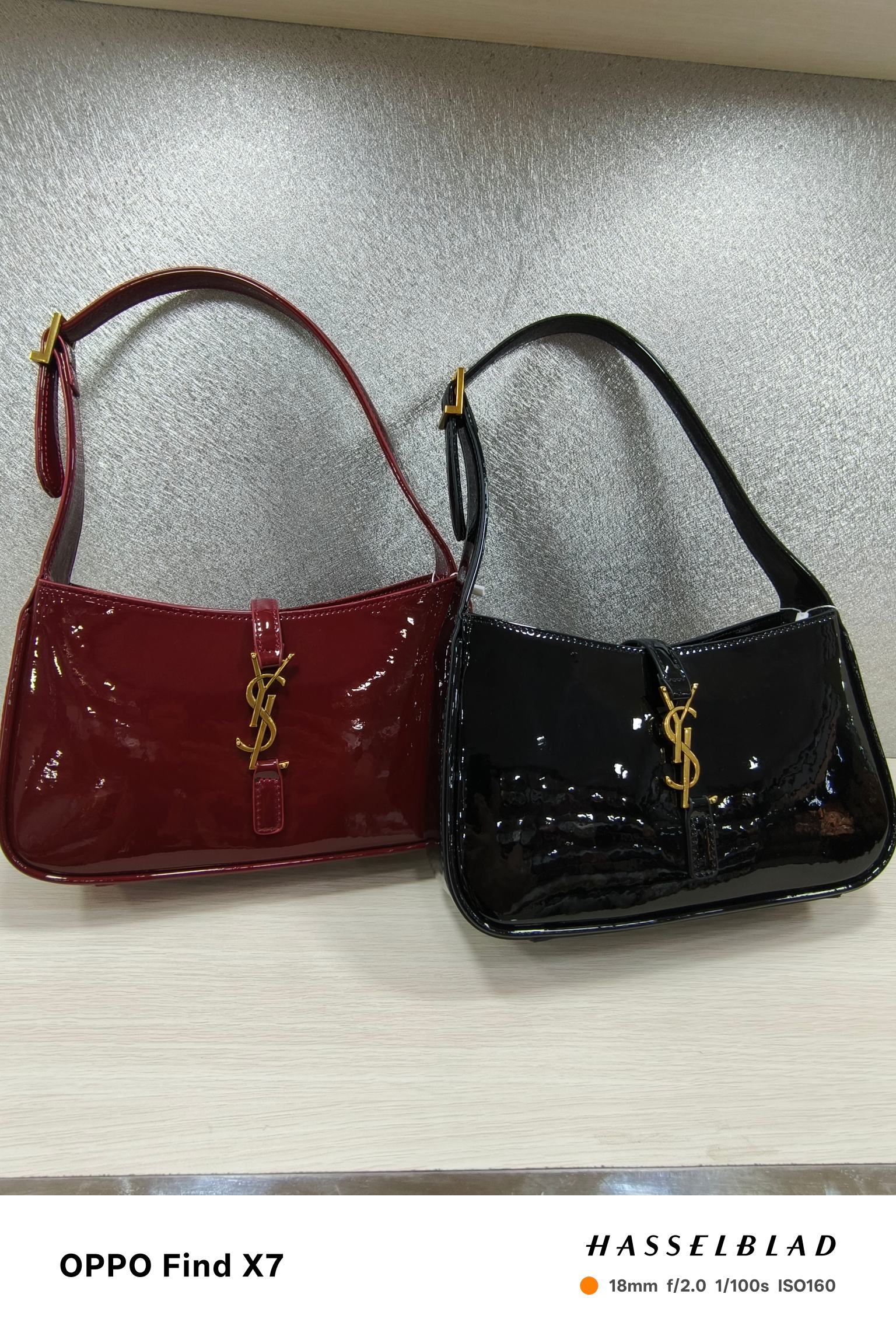 、-酒红色漆皮腋下包Le5A7 Bag 强推▪️今年的宝藏包包之一！极简外形+金属logo 扣开合设计 