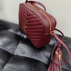 酒红色编织金扣·01Lou相机包_牛皮相机包,可调节式肩带搭配时尚流苏吊坠,罗缎衬里!包内有一个内插袋! 酒红色编织金扣·01Lou相机包_牛皮相机包,可调节式肩带搭配时尚流苏吊坠,罗缎衬里!包内有一个内插袋!