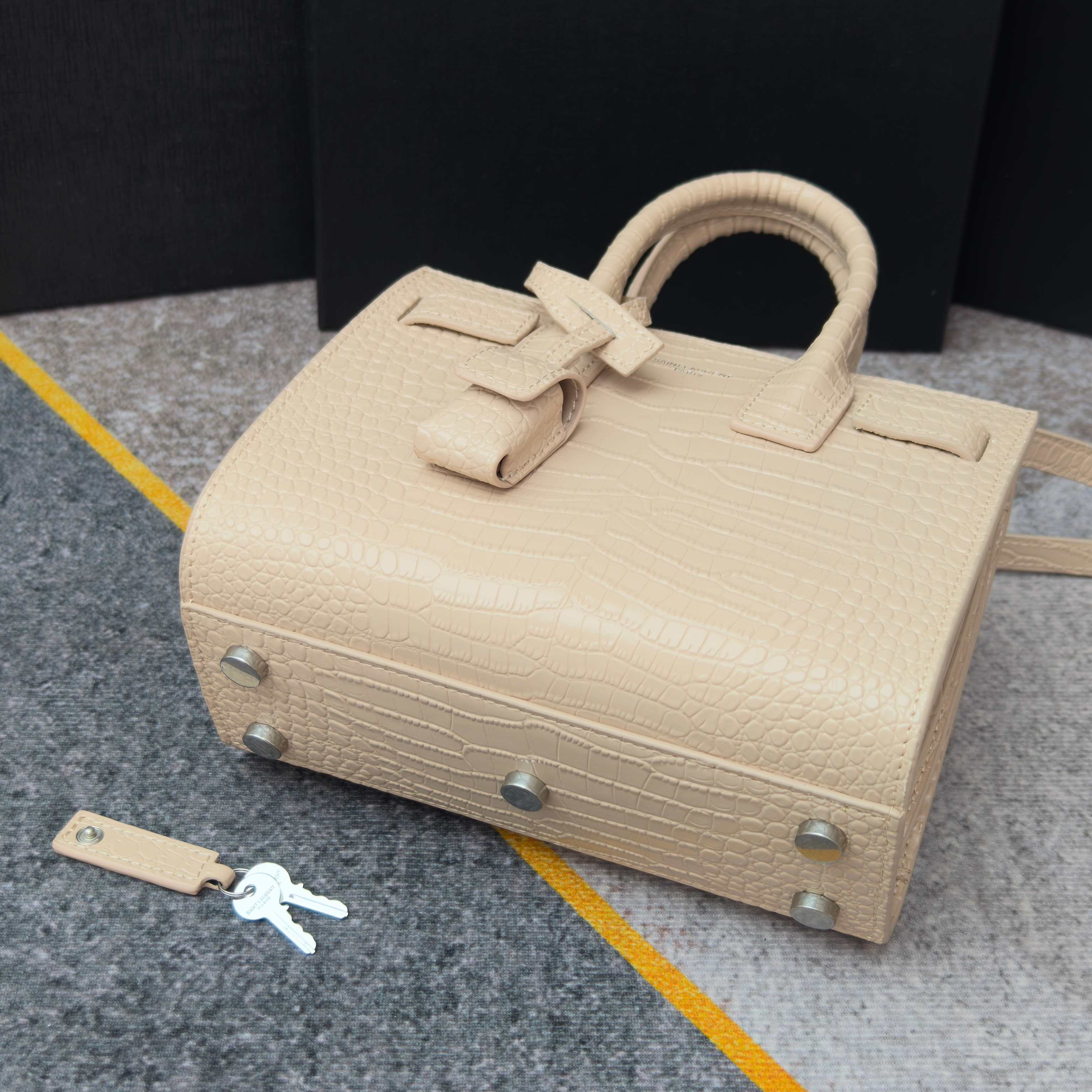 风琴包鳄鱼纹纹22cm_杏色最优雅的风琴包系列sac de jour，永远的经典不过时，精湛的鳄鱼纹压花
