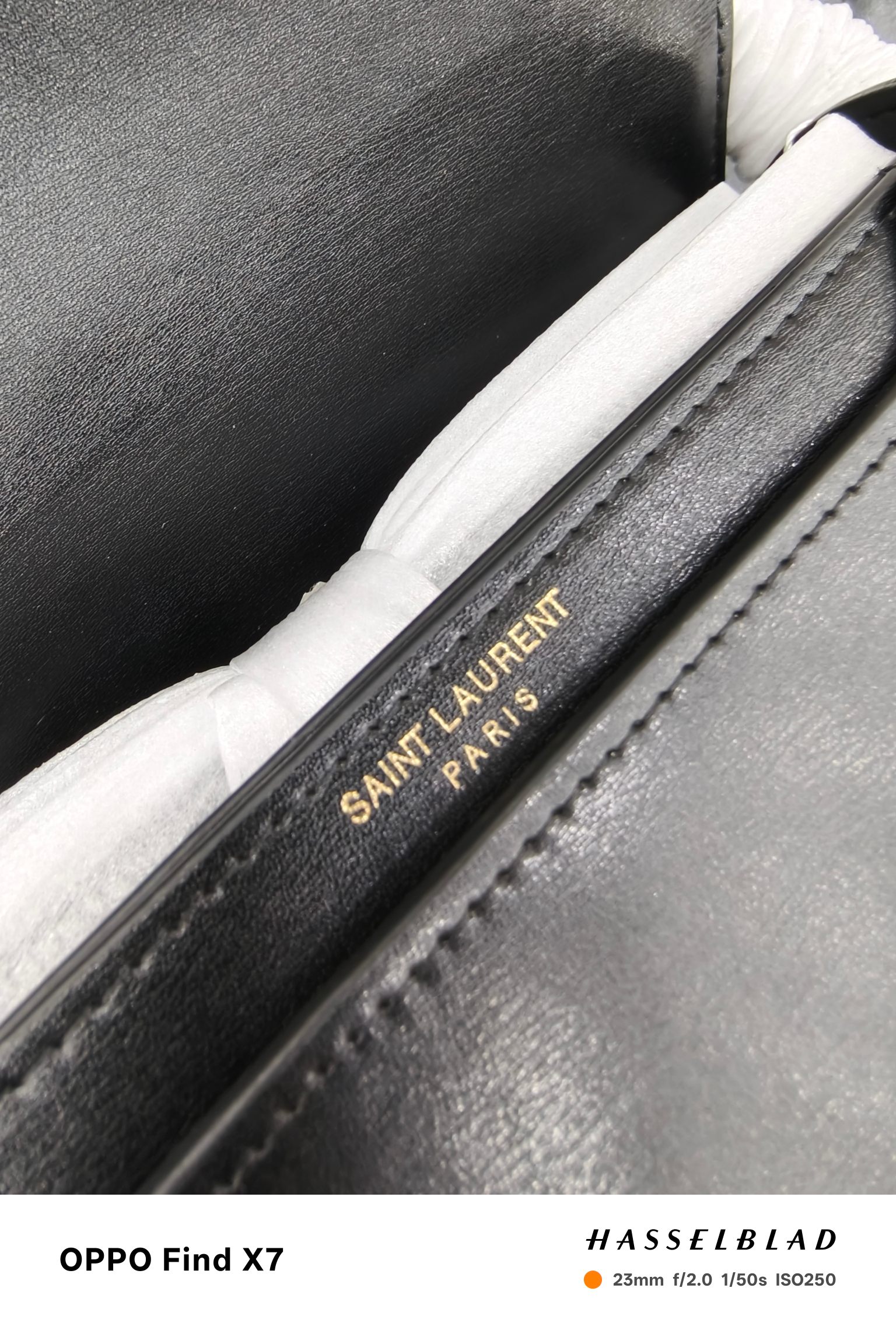 VOLTAIRE_手提斜挎包这个名称源自于主张自由 倡导宽松18世纪“启蒙时代”的法国作家兼哲学家伏尔泰 VOLTAIRE_手提斜挎包这个名称源自于主张自由 倡导宽松18世纪“启蒙时代”的法国作家兼哲学家伏尔泰