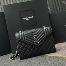 黑色银扣鱼子酱·Envelope_信封包经典就是永恒,美出天际的V纹拼菱格鱼子酱纹路,意大利牛皮搭配醒目 黑色银扣鱼子酱·Envelope_信封包经典就是永恒,美出天际的V纹拼菱格鱼子酱纹路,意大利牛皮搭配醒目
