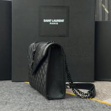 黑色黑扣鱼子酱·Envelope_信封包经典就是永恒,美出天际的V纹拼菱格鱼子酱纹路,意大利牛皮搭配醒目 黑色黑扣鱼子酱·Envelope_信封包经典就是永恒,美出天际的V纹拼菱格鱼子酱纹路,意大利牛皮搭配醒目