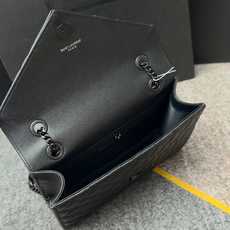 黑色黑扣鱼子酱·Envelope_信封包经典就是永恒,美出天际的V纹拼菱格鱼子酱纹路,意大利牛皮搭配醒目 黑色黑扣鱼子酱·Envelope_信封包经典就是永恒,美出天际的V纹拼菱格鱼子酱纹路,意大利牛皮搭配醒目