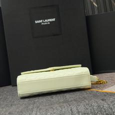 白色金扣鱼子酱·Envelope_信封包经典就是永恒,美出天际的V纹拼菱格鱼子酱纹路,意大利牛皮搭配醒目 白色金扣鱼子酱·Envelope_信封包经典就是永恒,美出天际的V纹拼菱格鱼子酱纹路,意大利牛皮搭配醒目
