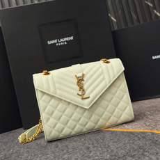 白色金扣鱼子酱·Envelope_信封包经典就是永恒,美出天际的V纹拼菱格鱼子酱纹路,意大利牛皮搭配醒目 白色金扣鱼子酱·Envelope_信封包经典就是永恒,美出天际的V纹拼菱格鱼子酱纹路,意大利牛皮搭配醒目