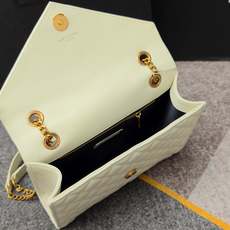白色金扣鱼子酱·Envelope_信封包经典就是永恒,美出天际的V纹拼菱格鱼子酱纹路,意大利牛皮搭配醒目 白色金扣鱼子酱·Envelope_信封包经典就是永恒,美出天际的V纹拼菱格鱼子酱纹路,意大利牛皮搭配醒目