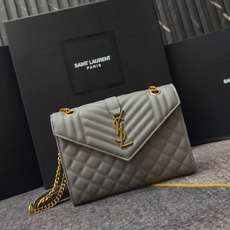 灰色金扣鱼子酱·Envelope_信封包经典就是永恒,美出天际的V纹拼菱格鱼子酱纹路,意大利牛皮搭配醒目 灰色金扣鱼子酱·Envelope_信封包经典就是永恒,美出天际的V纹拼菱格鱼子酱纹路,意大利牛皮搭配醒目