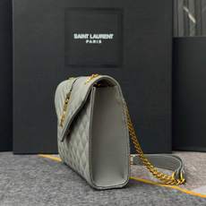灰色金扣鱼子酱·Envelope_信封包经典就是永恒,美出天际的V纹拼菱格鱼子酱纹路,意大利牛皮搭配醒目 灰色金扣鱼子酱·Envelope_信封包经典就是永恒,美出天际的V纹拼菱格鱼子酱纹路,意大利牛皮搭配醒目