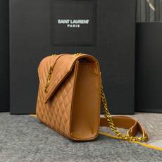 焦糖金扣鱼子酱·Envelope_信封包经典就是永恒,美出天际的V纹拼菱格鱼子酱纹路,意大利牛皮搭配醒目 焦糖金扣鱼子酱·Envelope_信封包经典就是永恒,美出天际的V纹拼菱格鱼子酱纹路,意大利牛皮搭配醒目