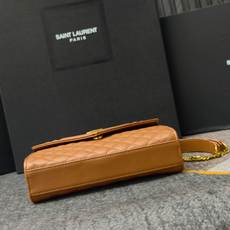 焦糖金扣鱼子酱·Envelope_信封包经典就是永恒,美出天际的V纹拼菱格鱼子酱纹路,意大利牛皮搭配醒目 焦糖金扣鱼子酱·Envelope_信封包经典就是永恒,美出天际的V纹拼菱格鱼子酱纹路,意大利牛皮搭配醒目
