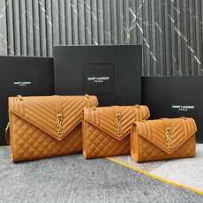焦糖金扣鱼子酱·Envelope_信封包经典就是永恒,美出天际的V纹拼菱格鱼子酱纹路,意大利牛皮搭配醒目 焦糖金扣鱼子酱·Envelope_信封包经典就是永恒,美出天际的V纹拼菱格鱼子酱纹路,意大利牛皮搭配醒目