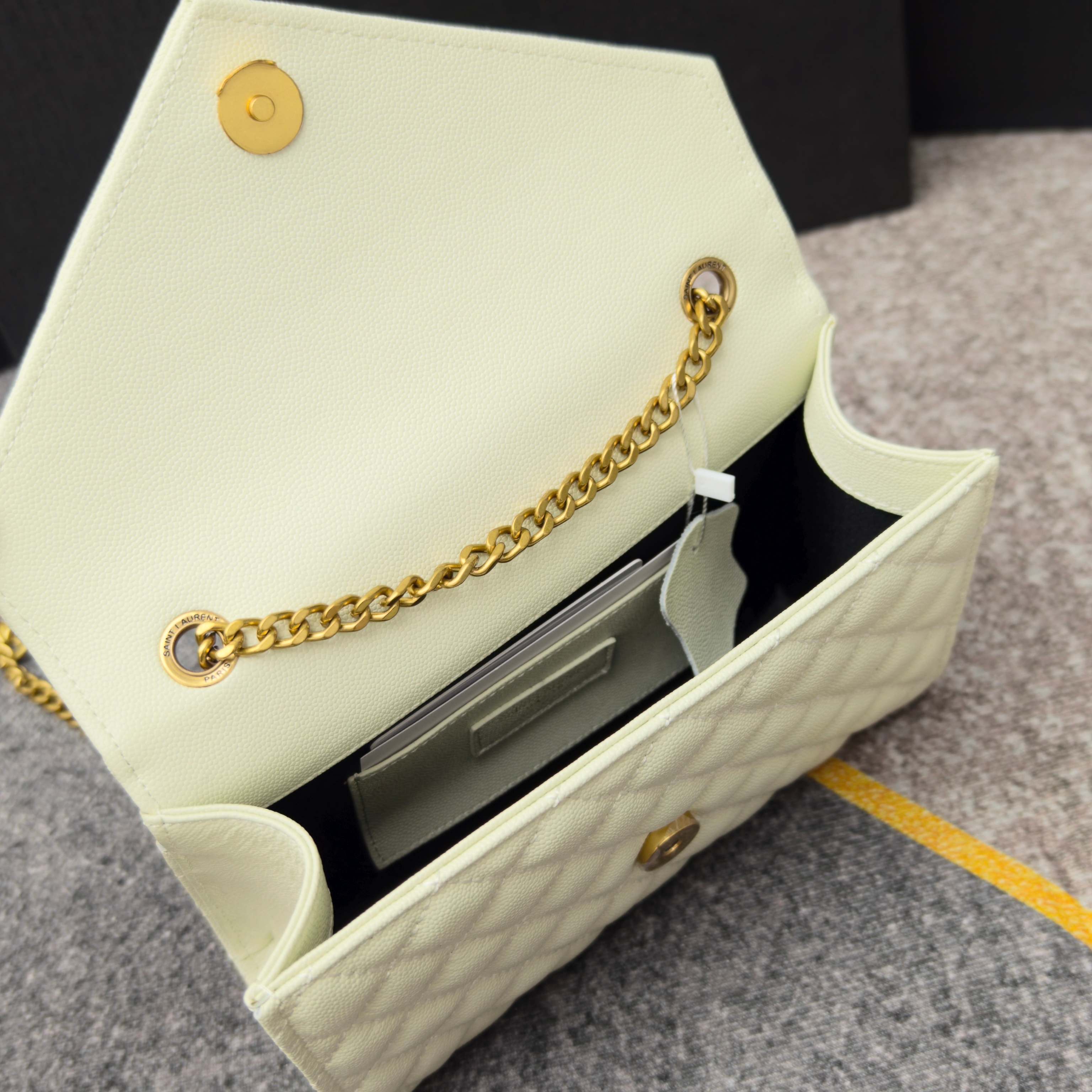 白色金扣鱼子酱·60450Envelope_小号信封包最新款V纹拼菱格的信封包，意大利进口光面牛皮，非常