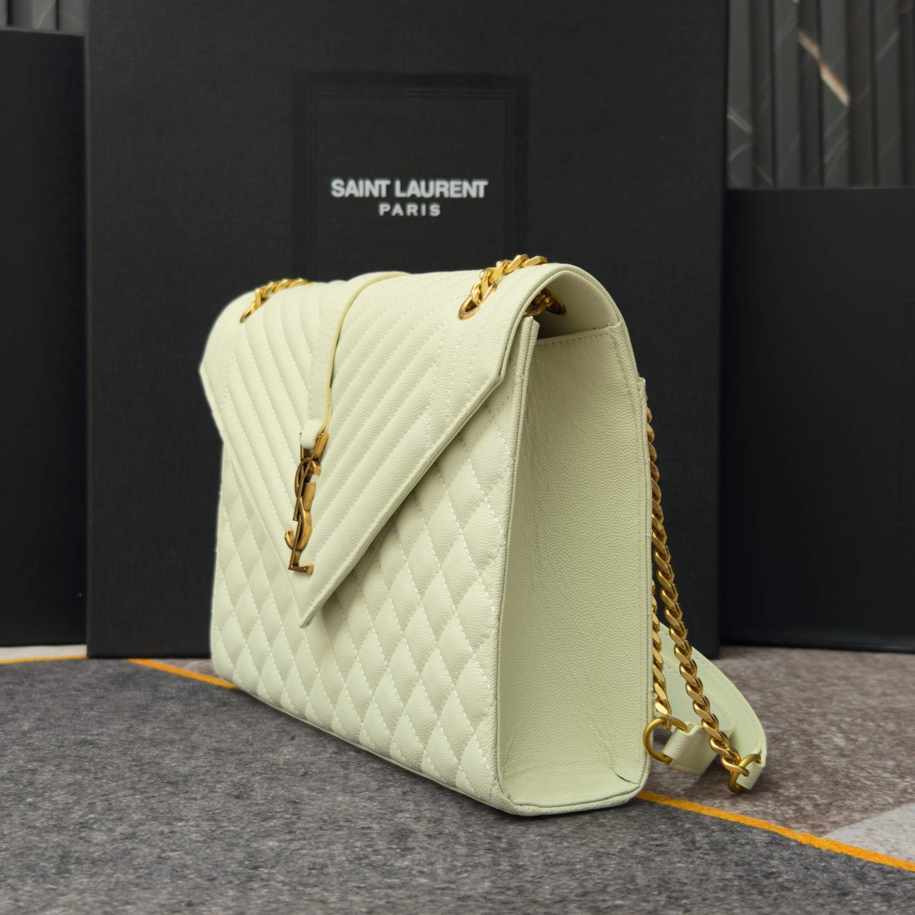 白色金扣鱼子酱·Envelope_信封包经典就是永恒，美出天际的V纹拼菱格鱼子酱纹路，意大利牛皮搭配醒目