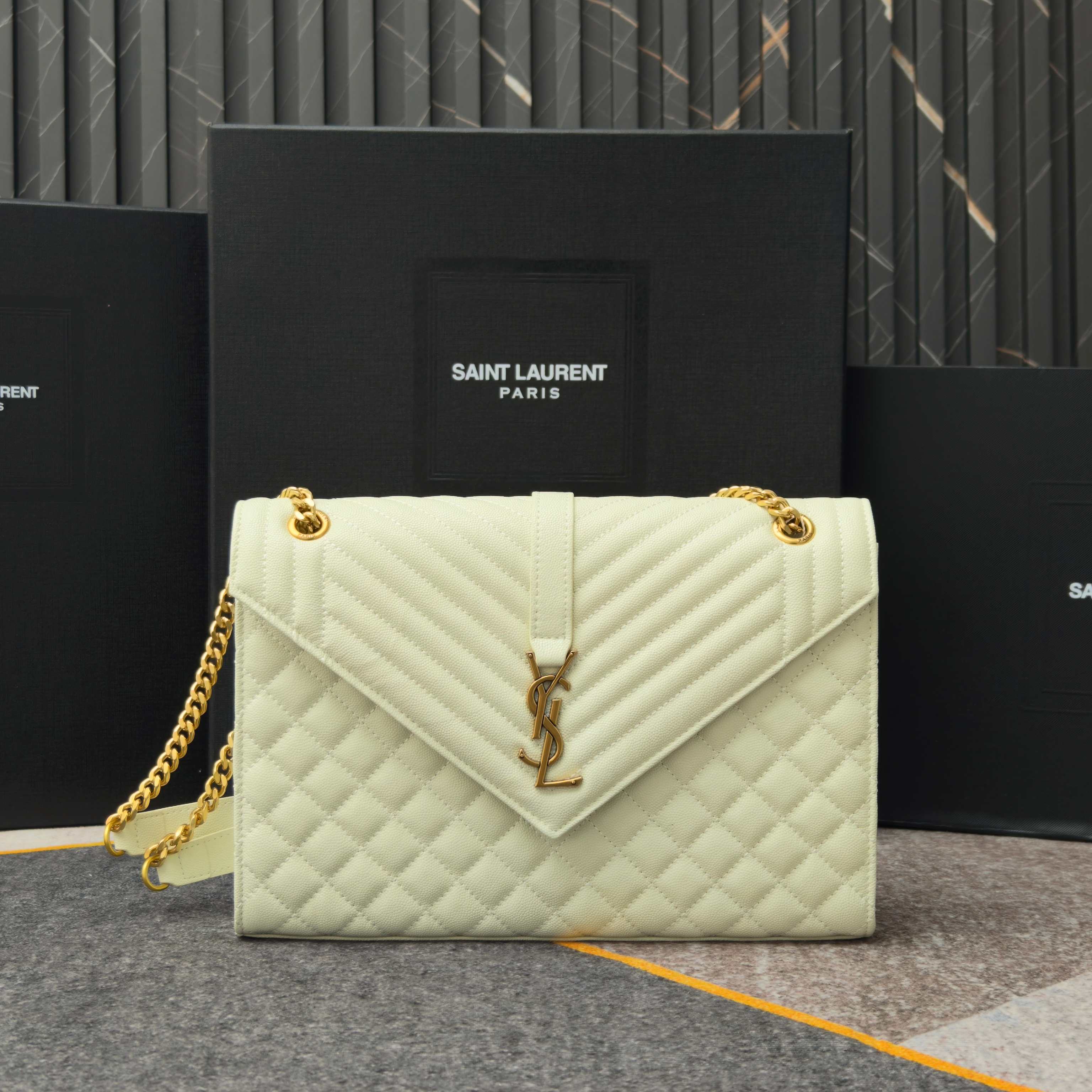 白色金扣鱼子酱·Envelope_信封包经典就是永恒，美出天际的V纹拼菱格鱼子酱纹路，意大利牛皮搭配醒目