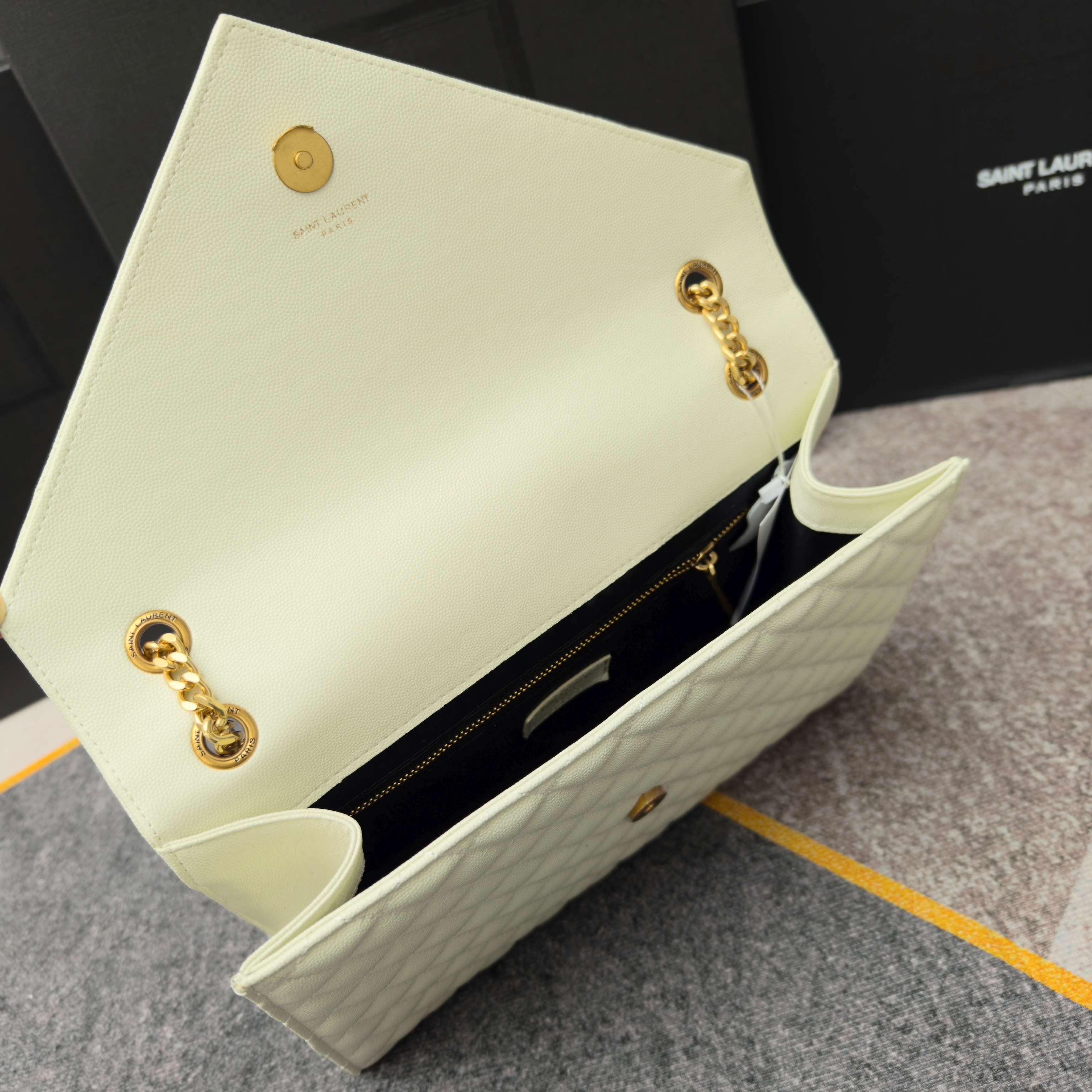 白色金扣鱼子酱·Envelope_信封包经典就是永恒，美出天际的V纹拼菱格鱼子酱纹路，意大利牛皮搭配醒目