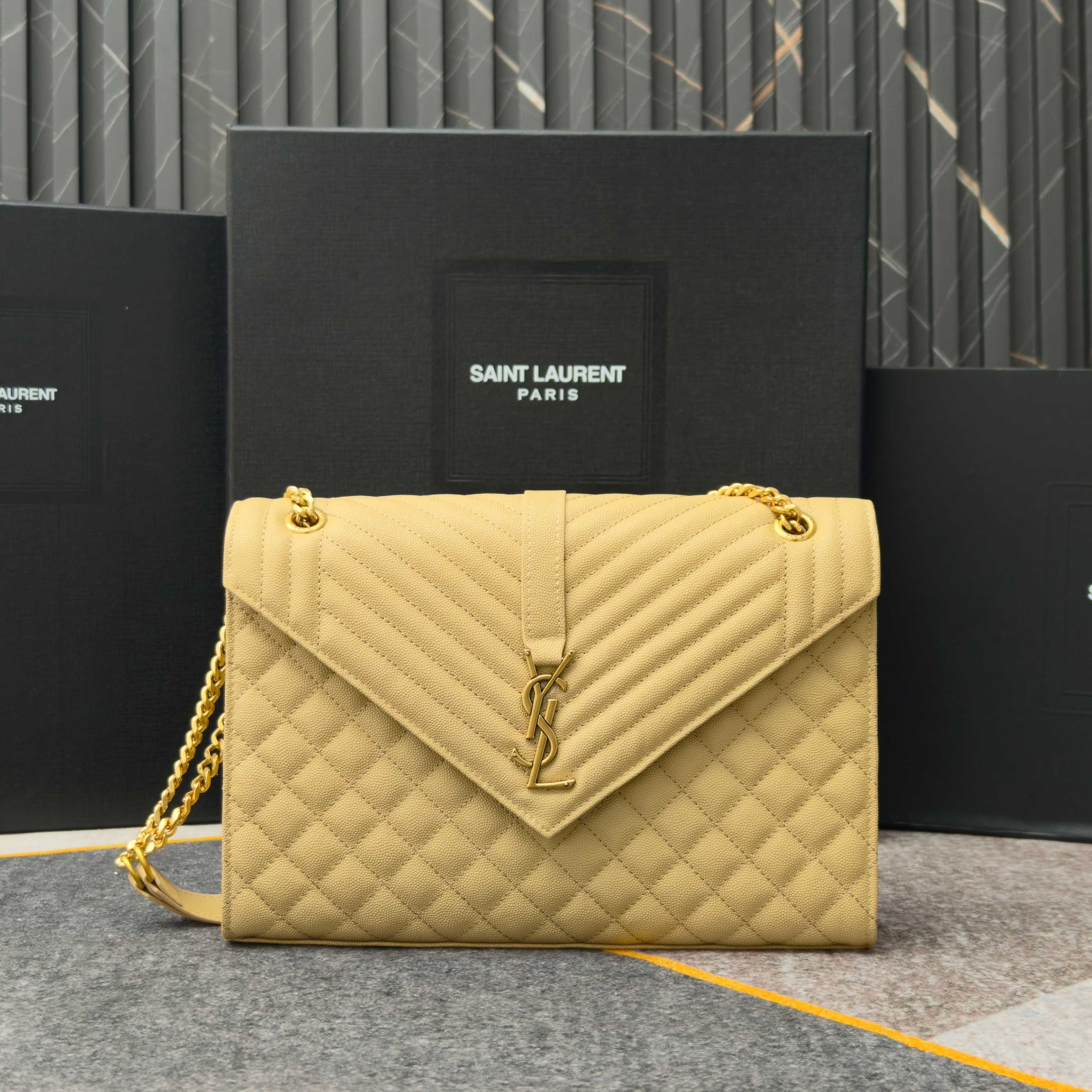 杏色金扣鱼子酱·大Envelope_信封包经典就是永恒,美出天际的V纹拼菱格鱼子酱纹路,意大利牛皮搭配醒 杏色金扣鱼子酱·大Envelope_信封包经典就是永恒,美出天际的V纹拼菱格鱼子酱纹路,意大利牛皮搭配醒