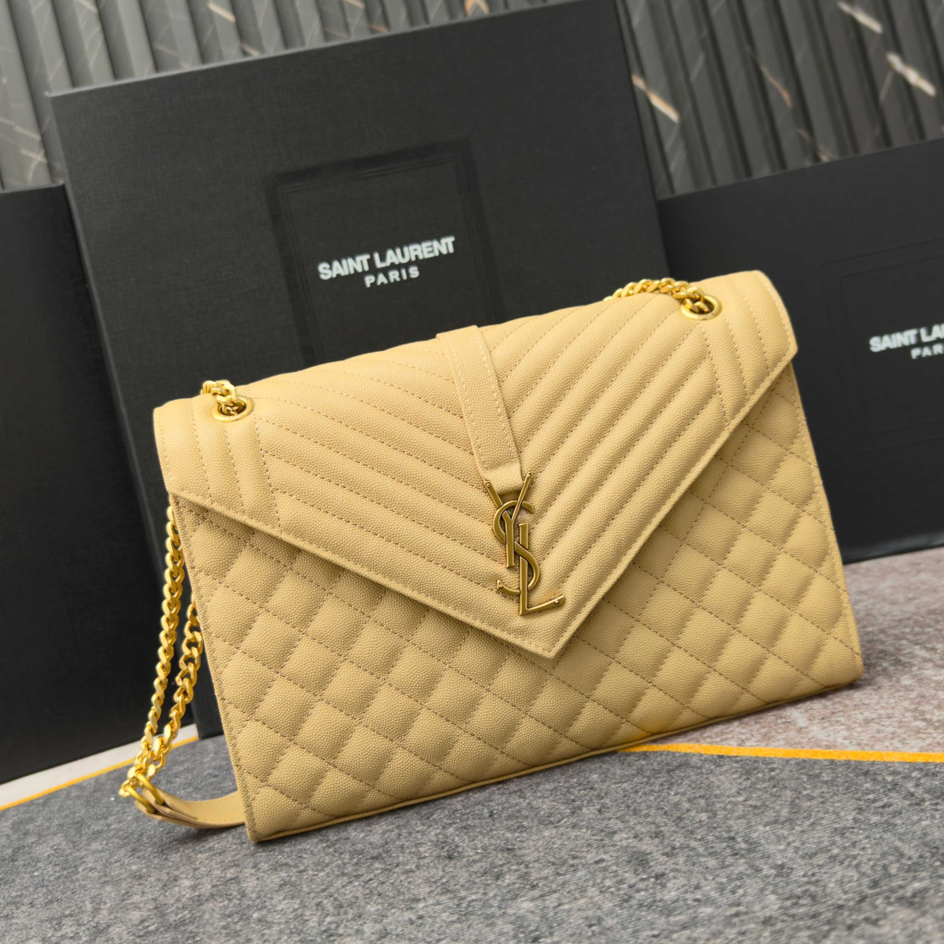 杏色金扣鱼子酱·大Envelope_信封包经典就是永恒,美出天际的V纹拼菱格鱼子酱纹路,意大利牛皮搭配醒 杏色金扣鱼子酱·大Envelope_信封包经典就是永恒,美出天际的V纹拼菱格鱼子酱纹路,意大利牛皮搭配醒