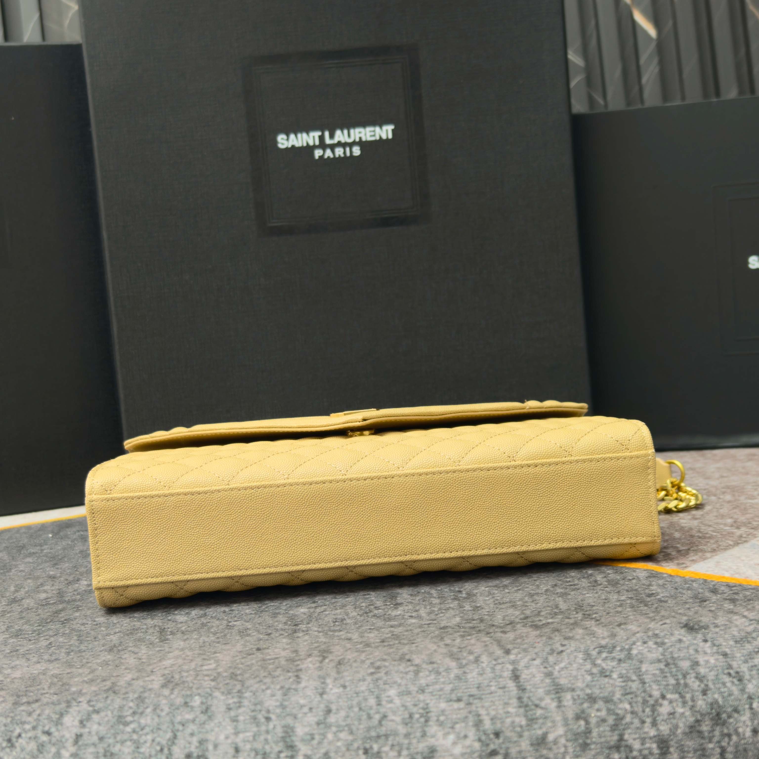杏色金扣鱼子酱·大Envelope_信封包经典就是永恒,美出天际的V纹拼菱格鱼子酱纹路,意大利牛皮搭配醒 杏色金扣鱼子酱·大Envelope_信封包经典就是永恒,美出天际的V纹拼菱格鱼子酱纹路,意大利牛皮搭配醒