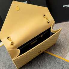 杏色金扣鱼子酱·大Envelope_信封包经典就是永恒,美出天际的V纹拼菱格鱼子酱纹路,意大利牛皮搭配醒 杏色金扣鱼子酱·大Envelope_信封包经典就是永恒,美出天际的V纹拼菱格鱼子酱纹路,意大利牛皮搭配醒