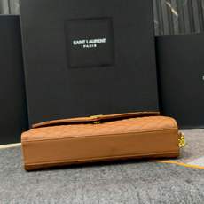 焦糖色金扣鱼子酱·大Envelope_信封包经典就是永恒,美出天际的V纹拼菱格鱼子酱纹路,意大利牛皮搭配 焦糖色金扣鱼子酱·大Envelope_信封包经典就是永恒,美出天际的V纹拼菱格鱼子酱纹路,意大利牛皮搭配