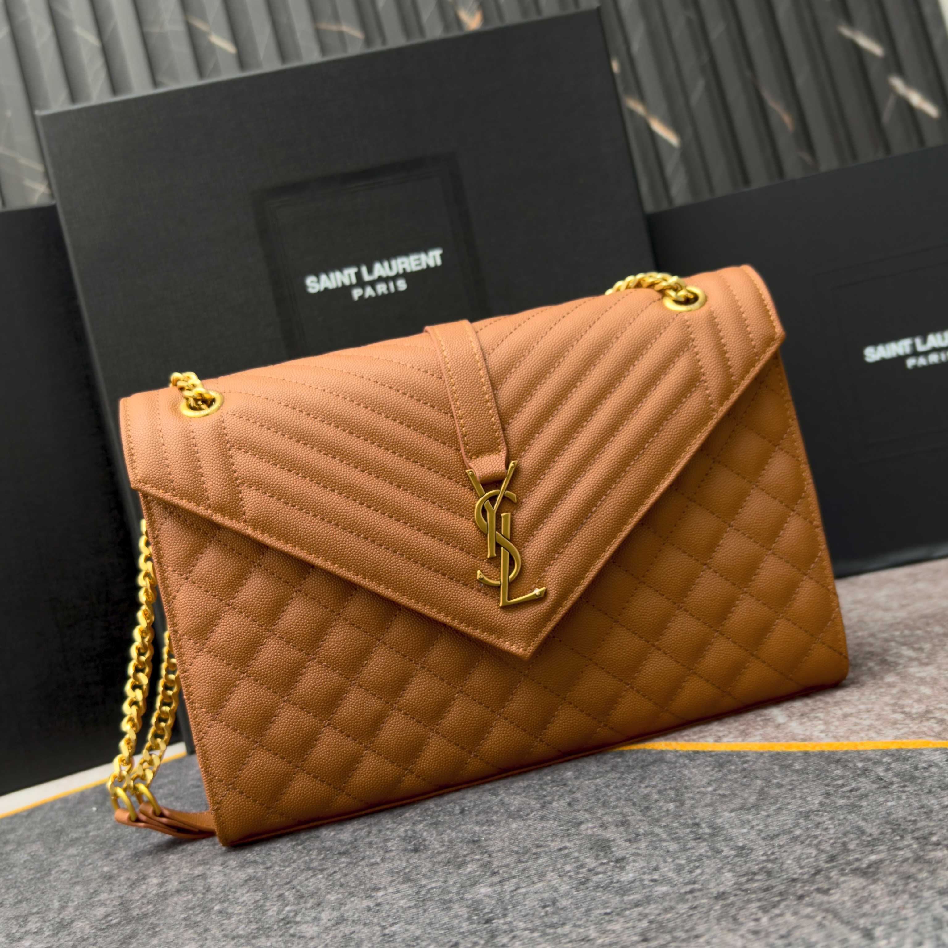 焦糖色金扣鱼子酱·大Envelope_信封包经典就是永恒,美出天际的V纹拼菱格鱼子酱纹路,意大利牛皮搭配 焦糖色金扣鱼子酱·大Envelope_信封包经典就是永恒,美出天际的V纹拼菱格鱼子酱纹路,意大利牛皮搭配