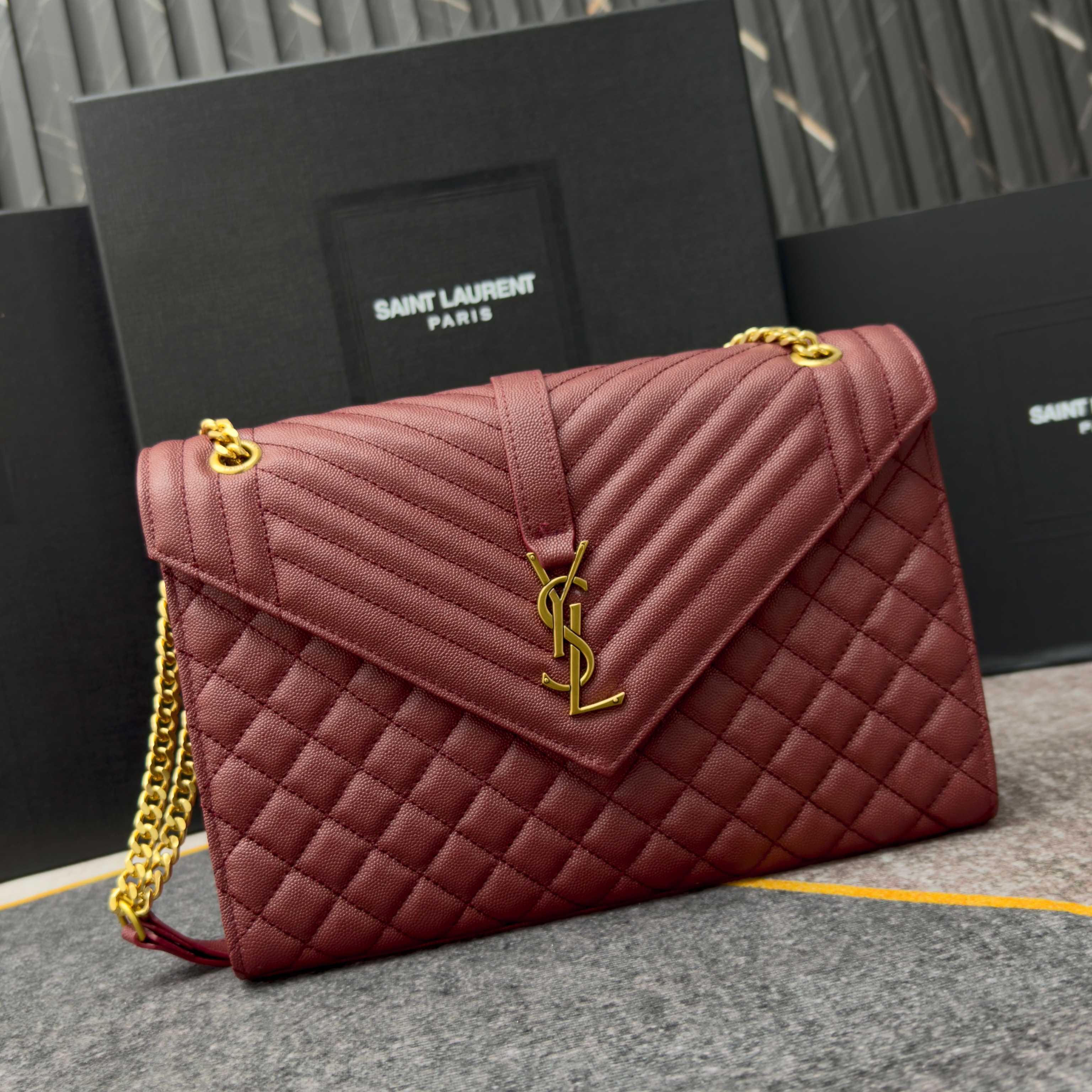 酒红色金扣鱼子酱·大Envelope_信封包经典就是永恒，美出天际的V纹拼菱格鱼子酱纹路，意大利牛皮搭配
