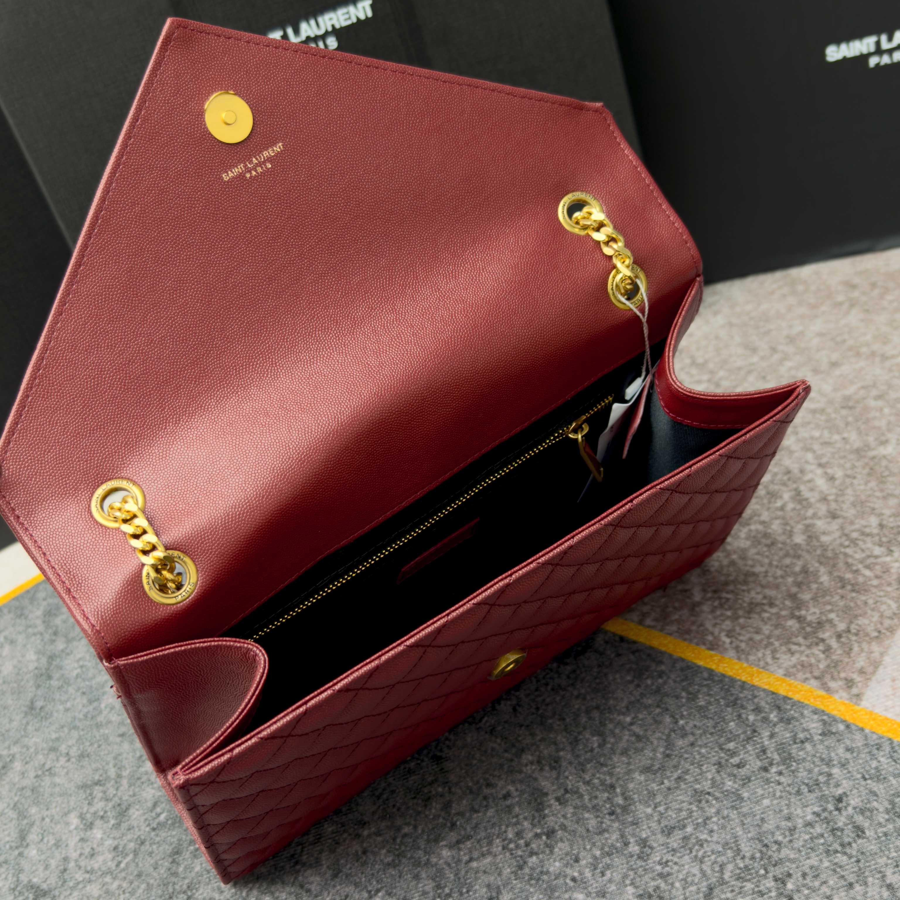 酒红色金扣鱼子酱·大Envelope_信封包经典就是永恒，美出天际的V纹拼菱格鱼子酱纹路，意大利牛皮搭配