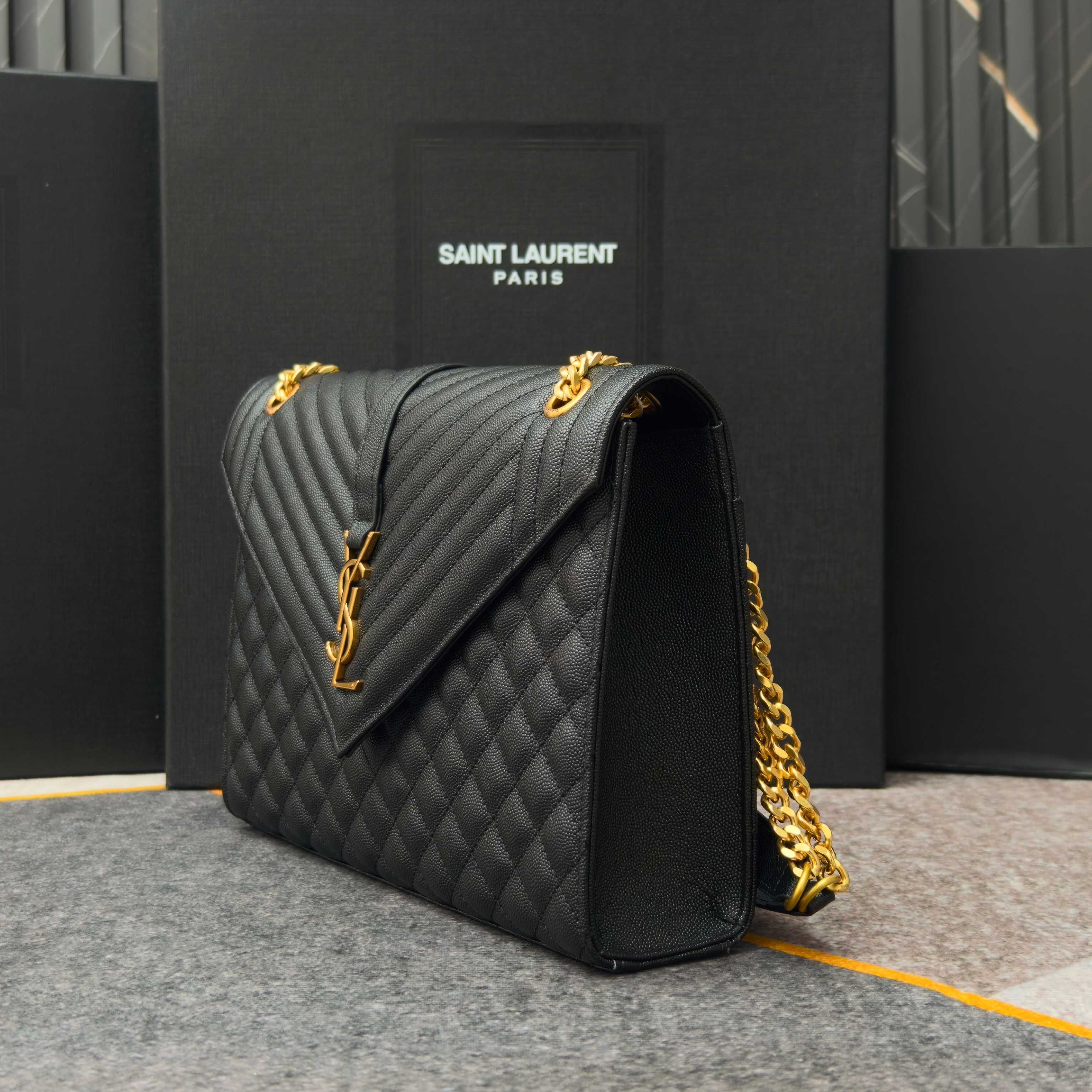 黑色金扣鱼子酱·大Envelope_信封包经典就是永恒,美出天际的V纹拼菱格鱼子酱纹路,意大利牛皮搭配醒 黑色金扣鱼子酱·大Envelope_信封包经典就是永恒,美出天际的V纹拼菱格鱼子酱纹路,意大利牛皮搭配醒