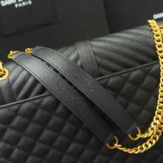 黑色金扣鱼子酱·大Envelope_信封包经典就是永恒,美出天际的V纹拼菱格鱼子酱纹路,意大利牛皮搭配醒 黑色金扣鱼子酱·大Envelope_信封包经典就是永恒,美出天际的V纹拼菱格鱼子酱纹路,意大利牛皮搭配醒