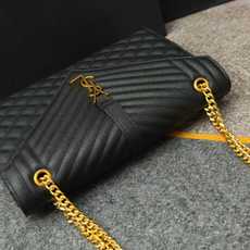 黑色金扣鱼子酱·大Envelope_信封包经典就是永恒,美出天际的V纹拼菱格鱼子酱纹路,意大利牛皮搭配醒 黑色金扣鱼子酱·大Envelope_信封包经典就是永恒,美出天际的V纹拼菱格鱼子酱纹路,意大利牛皮搭配醒