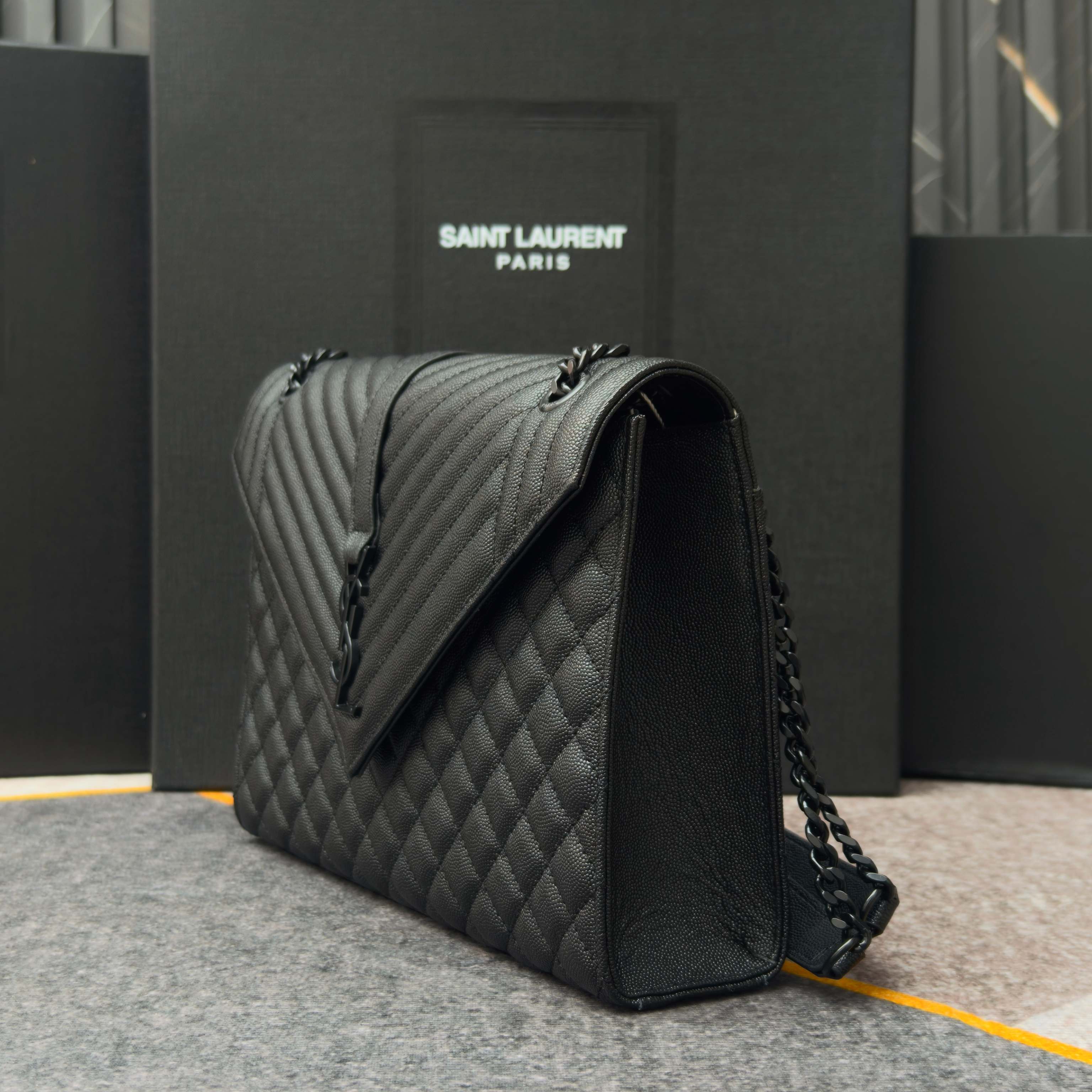 黑色黑扣鱼子酱·大Envelope_信封包经典就是永恒，美出天际的V纹拼菱格鱼子酱纹路，意大利牛皮搭配醒