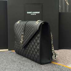 黑色银扣鱼子酱·大Envelope_信封包经典就是永恒,美出天际的V纹拼菱格鱼子酱纹路,意大利牛皮搭配醒 黑色银扣鱼子酱·大Envelope_信封包经典就是永恒,美出天际的V纹拼菱格鱼子酱纹路,意大利牛皮搭配醒