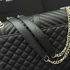 黑色银扣鱼子酱·大Envelope_信封包经典就是永恒,美出天际的V纹拼菱格鱼子酱纹路,意大利牛皮搭配醒 黑色银扣鱼子酱·大Envelope_信封包经典就是永恒,美出天际的V纹拼菱格鱼子酱纹路,意大利牛皮搭配醒