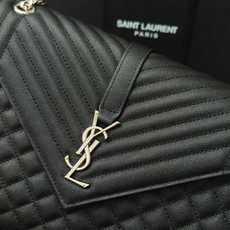 黑色银扣鱼子酱·大Envelope_信封包经典就是永恒,美出天际的V纹拼菱格鱼子酱纹路,意大利牛皮搭配醒 黑色银扣鱼子酱·大Envelope_信封包经典就是永恒,美出天际的V纹拼菱格鱼子酱纹路,意大利牛皮搭配醒