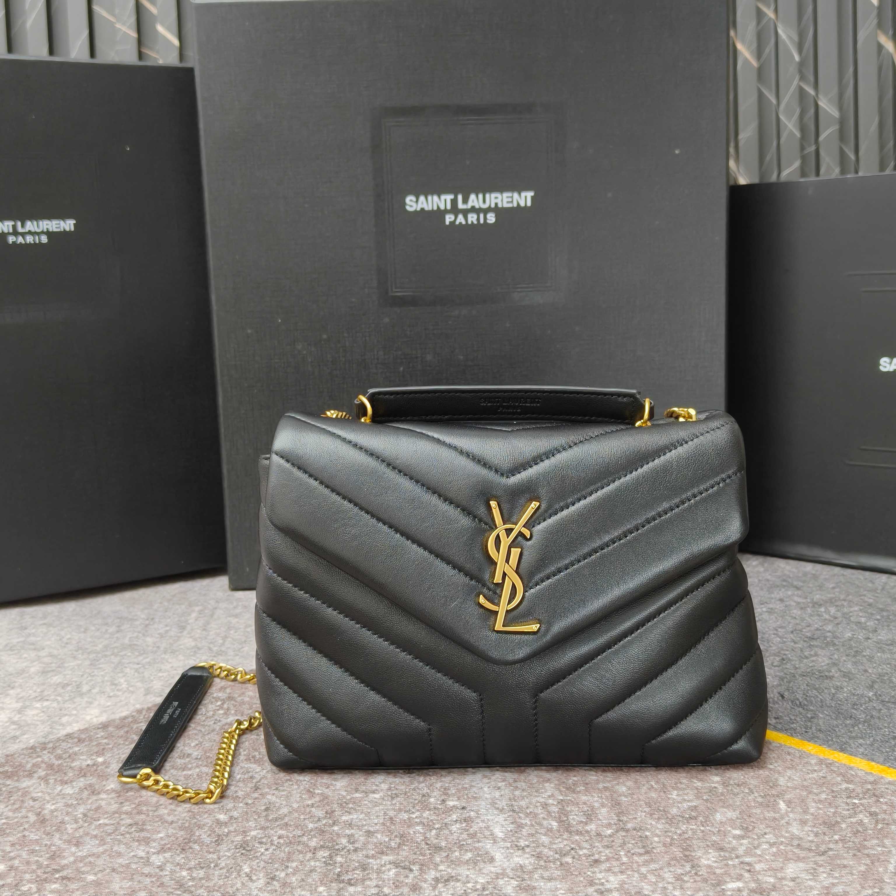 中号8802👏👏💯羊皮，搭配原版古金五金👏经典版型与“Y”字形拼接缝合，让人耳目一🆕🙈🙈包型精致，休闲时