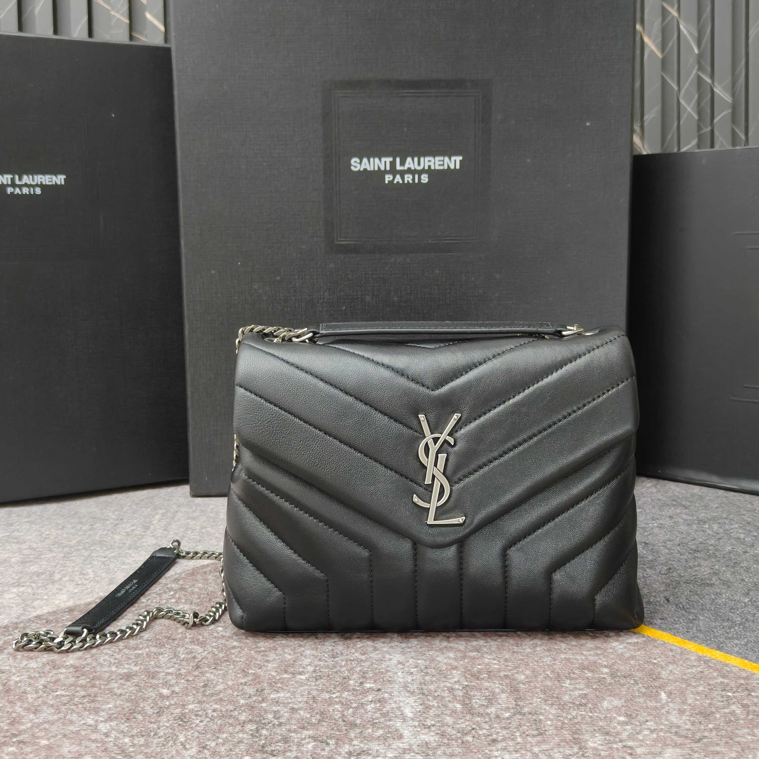 中号8802👏👏💯羊皮，搭配原版五金👏经典版型与“Y”字形拼接缝合，让人耳目一🆕🙈🙈包型精致，休闲时尚搭
