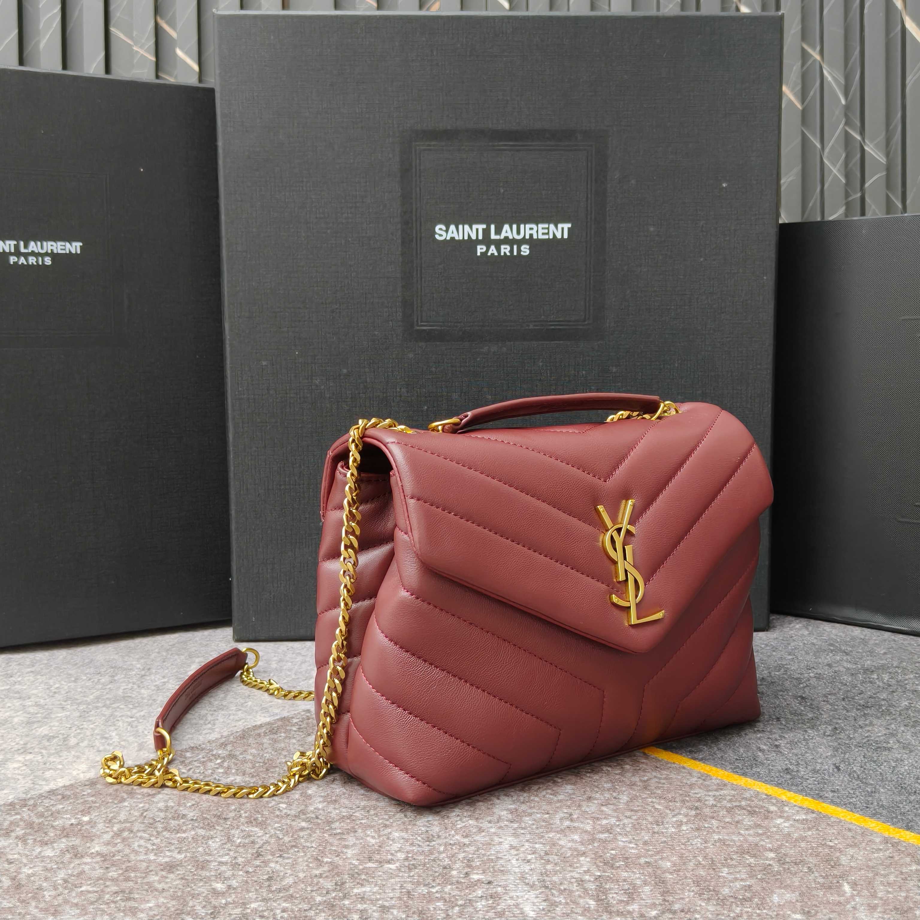 中号8802👏👏💯羊皮，搭配原版五金👏经典版型与“Y”字形拼接缝合，让人耳目一🆕🙈🙈包型精致，休闲时尚搭