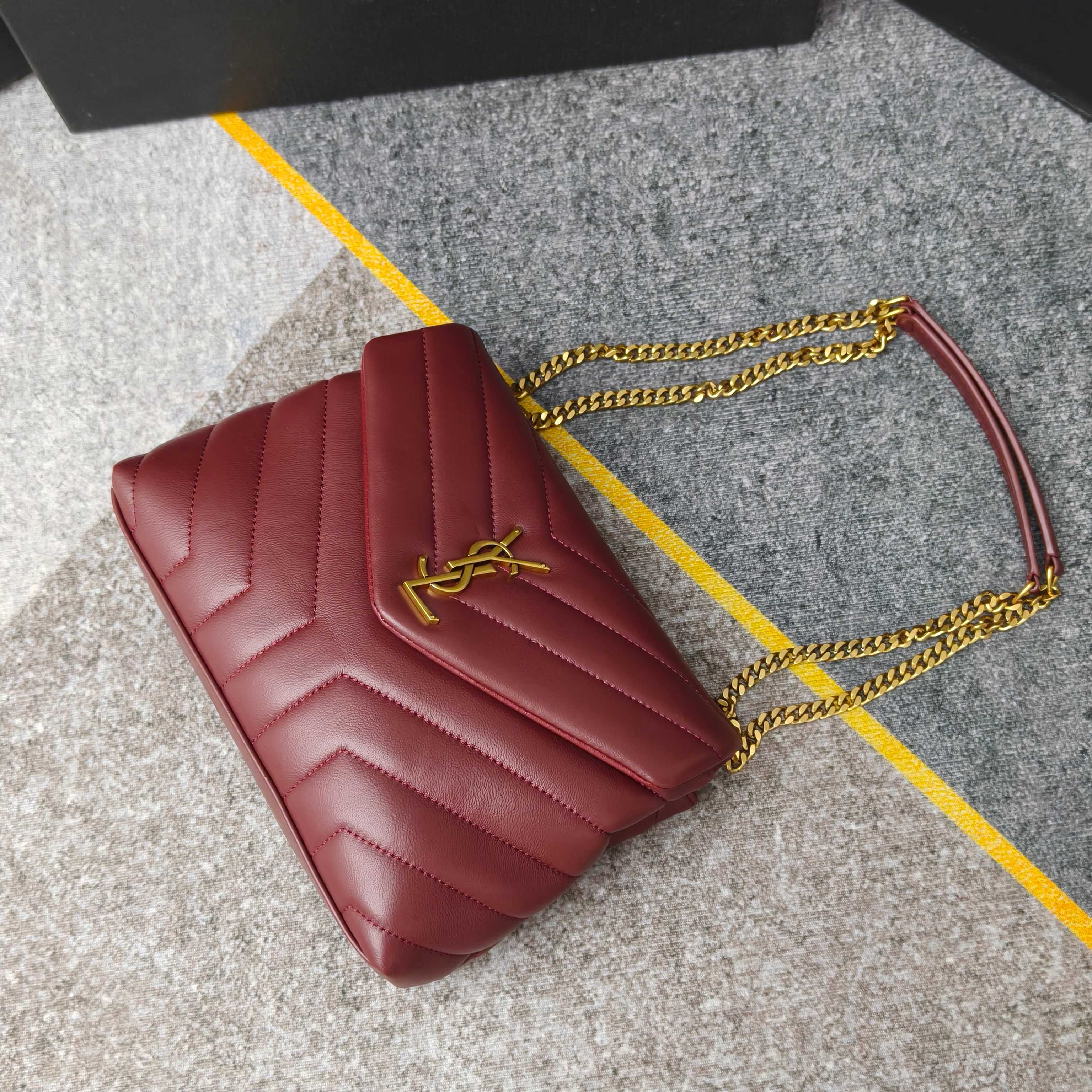 中号8802👏👏💯羊皮，搭配原版五金👏经典版型与“Y”字形拼接缝合，让人耳目一🆕🙈🙈包型精致，休闲时尚搭