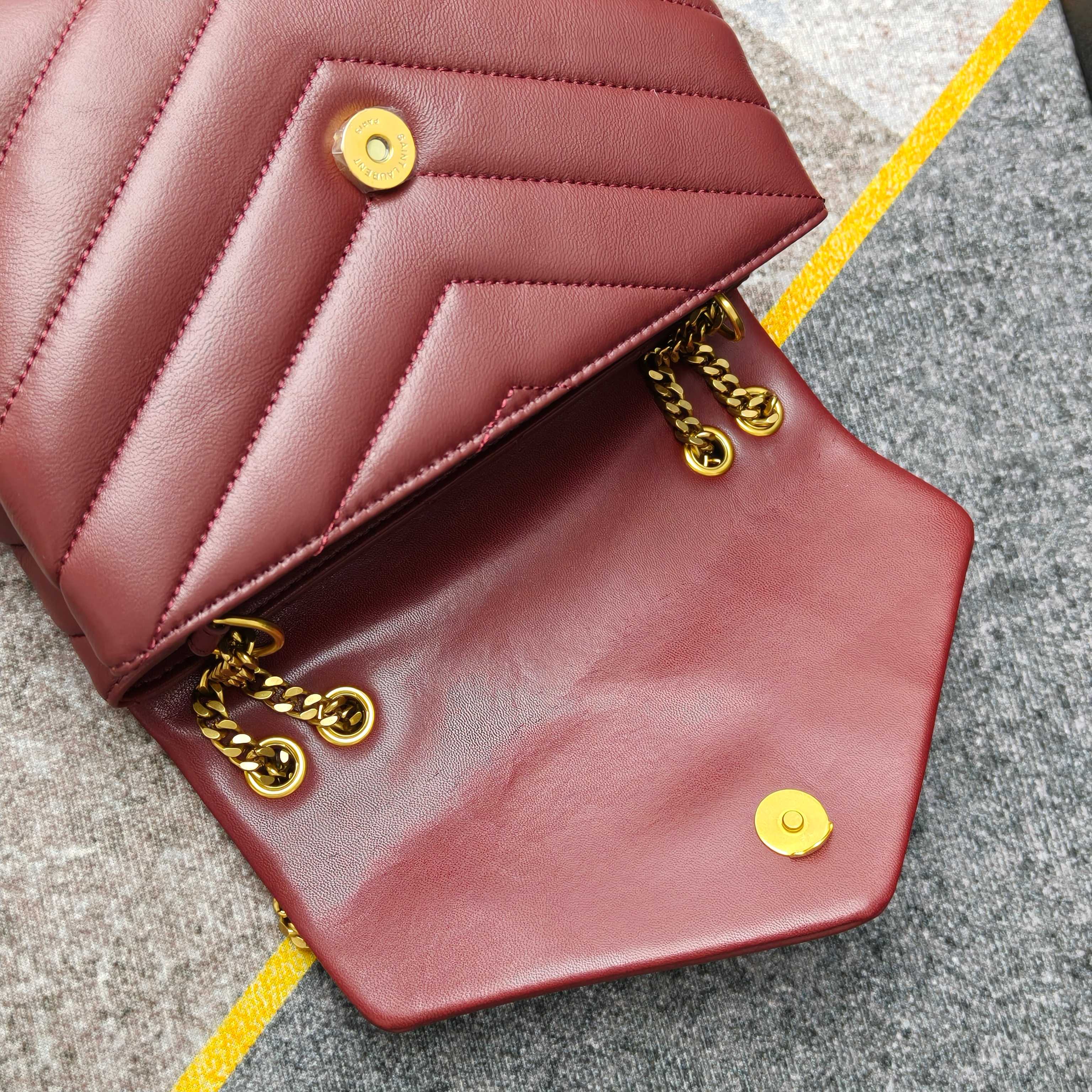中号8802👏👏💯羊皮，搭配原版五金👏经典版型与“Y”字形拼接缝合，让人耳目一🆕🙈🙈包型精致，休闲时尚搭