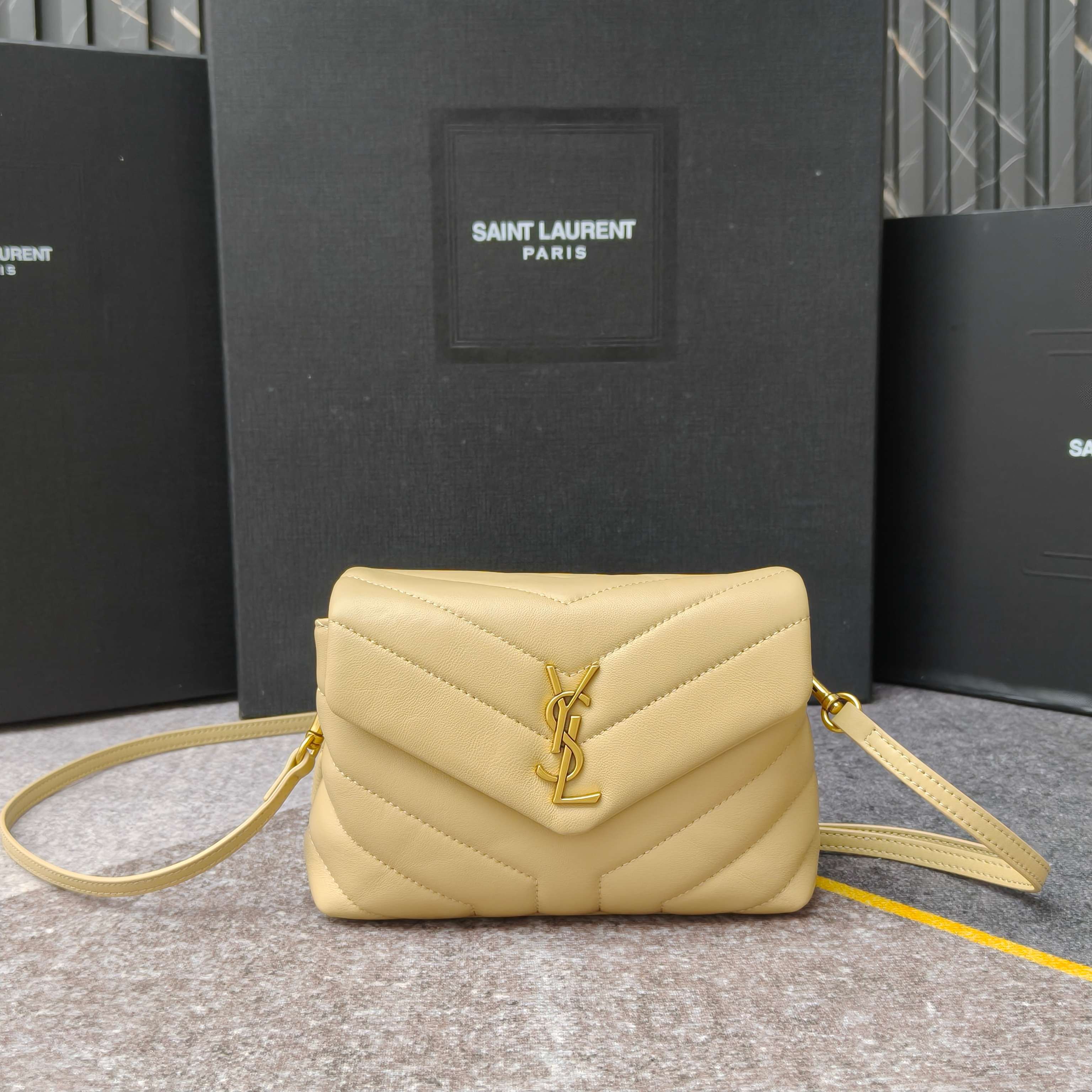Loulou 20cm·杏色金扣 8801Y家经典爆款！最实用且百搭，意大利进口牛皮精心制作，手感超棒！
