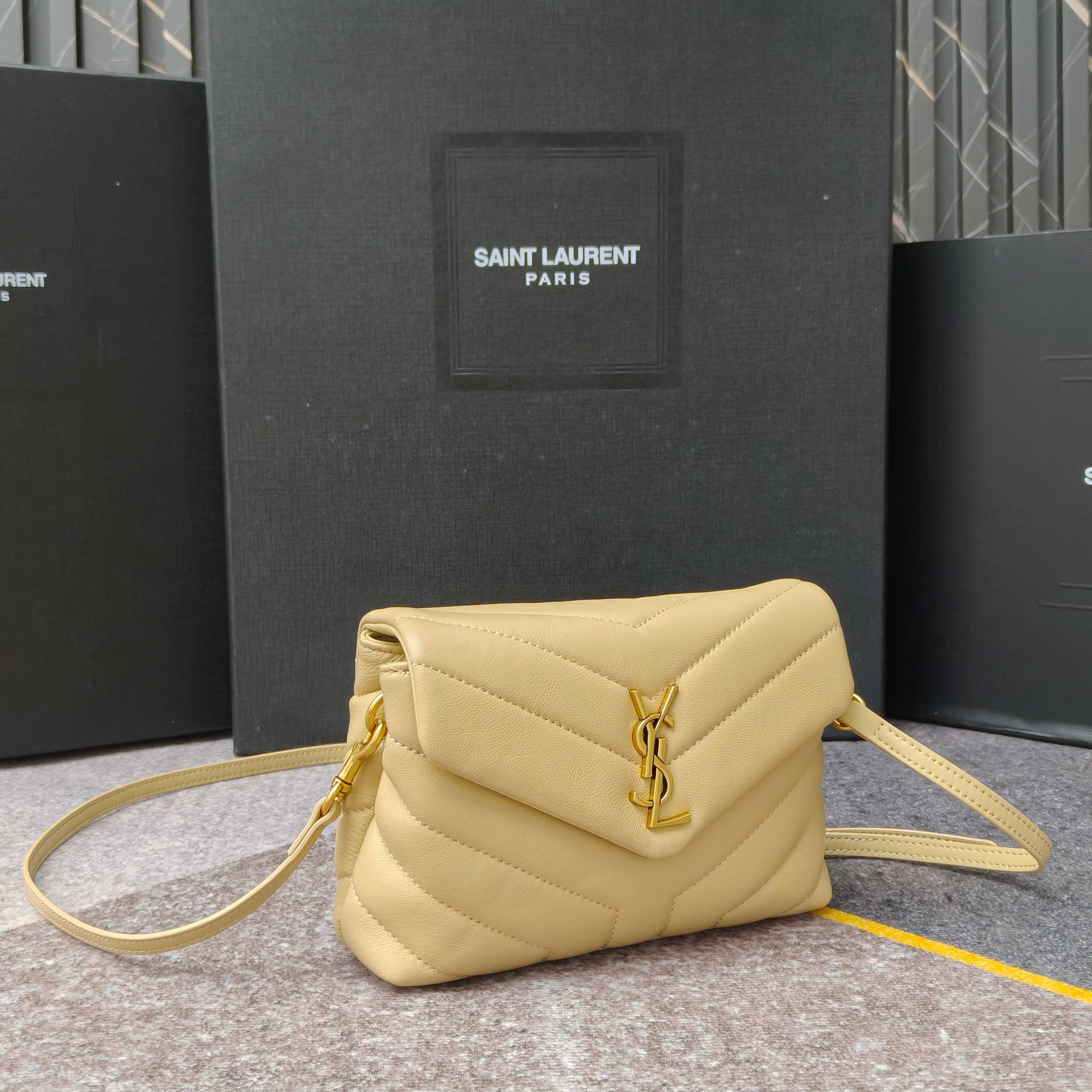 Loulou 20cm·杏色金扣 8801Y家经典爆款！最实用且百搭，意大利进口牛皮精心制作，手感超棒！