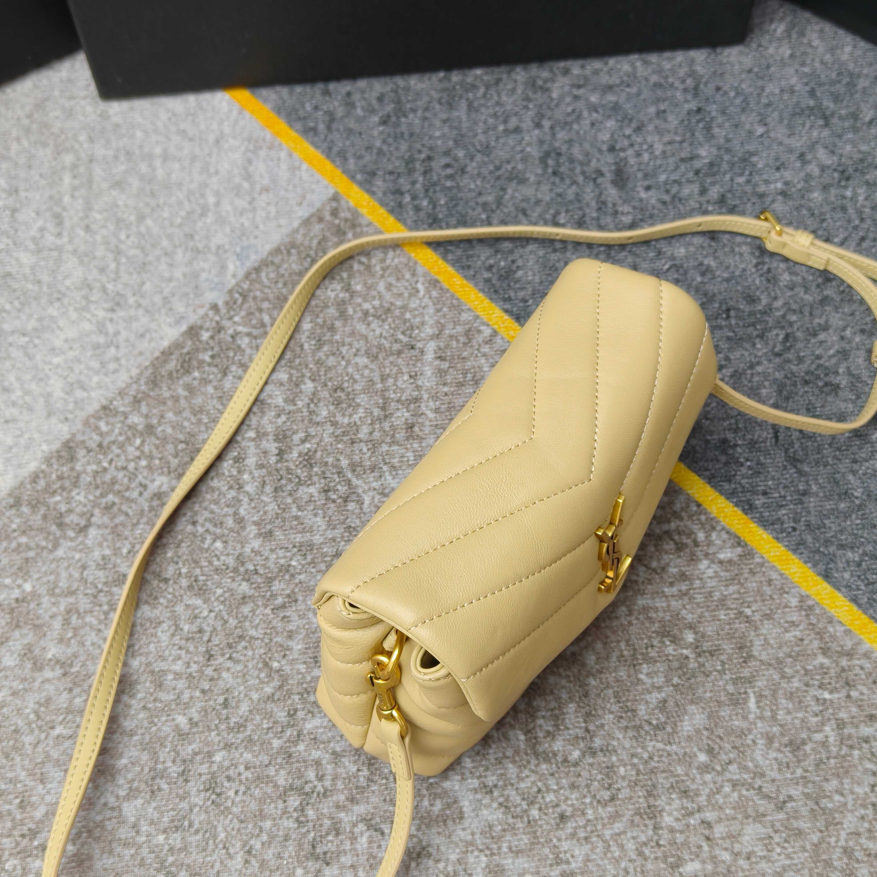 Loulou 20cm·杏色金扣 8801Y家经典爆款！最实用且百搭，意大利进口牛皮精心制作，手感超棒！